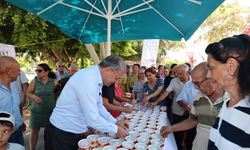 Silifke Belediye Başkanı Turgut vatandaşlara aşure dağıttı